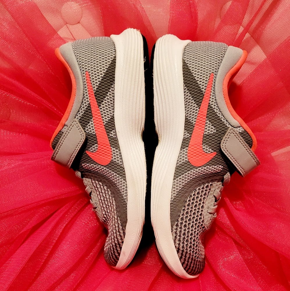 NWOB LITTLE GIRLS NIKE SNEAKERS